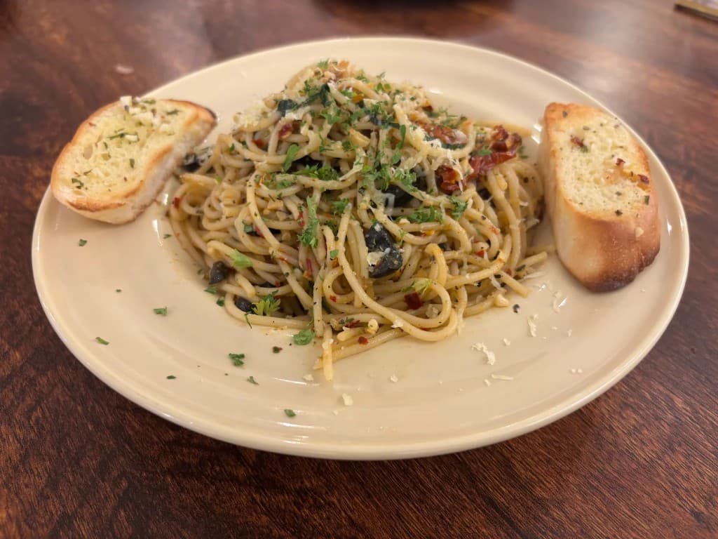 Aglio e olio spaghetti with garlic bread
